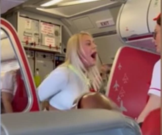 <p>Catherine Bush fue captada en vídeo mientras les gritaba a los miembros de la tripulación y a los otros pasajeros</p>