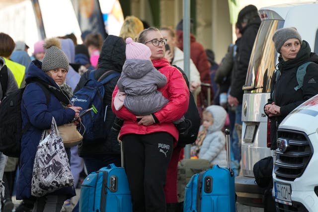 Miles de refugiados han solicitado visas (Sergei Grits/AP)