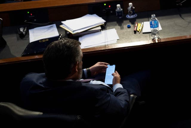 <p>Ted Cruz revisa su teléfono durante la audiencia de la Corte Suprema del miércoles</p>