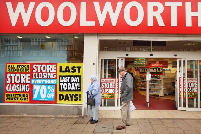 <p>Shoppers pass a Woolworths shop on it's last day of trading on December 27, 2008 in New Malden, London</p>