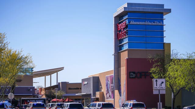Armed teens fighting led to Arizona outlet mall shooting | The Independent