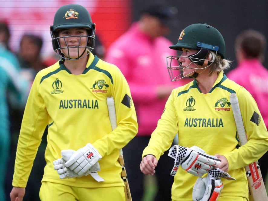 Australia's Beth Mooney (R) with teammate Annabel Sutherland