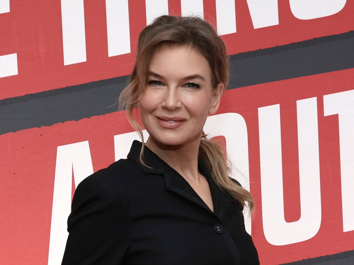 Renée Zellweger says she avoids social media and doesn’t check her phone until 6 at night Renée Zellweger says she avoids social media and doesn’t check her phone until 6 at night