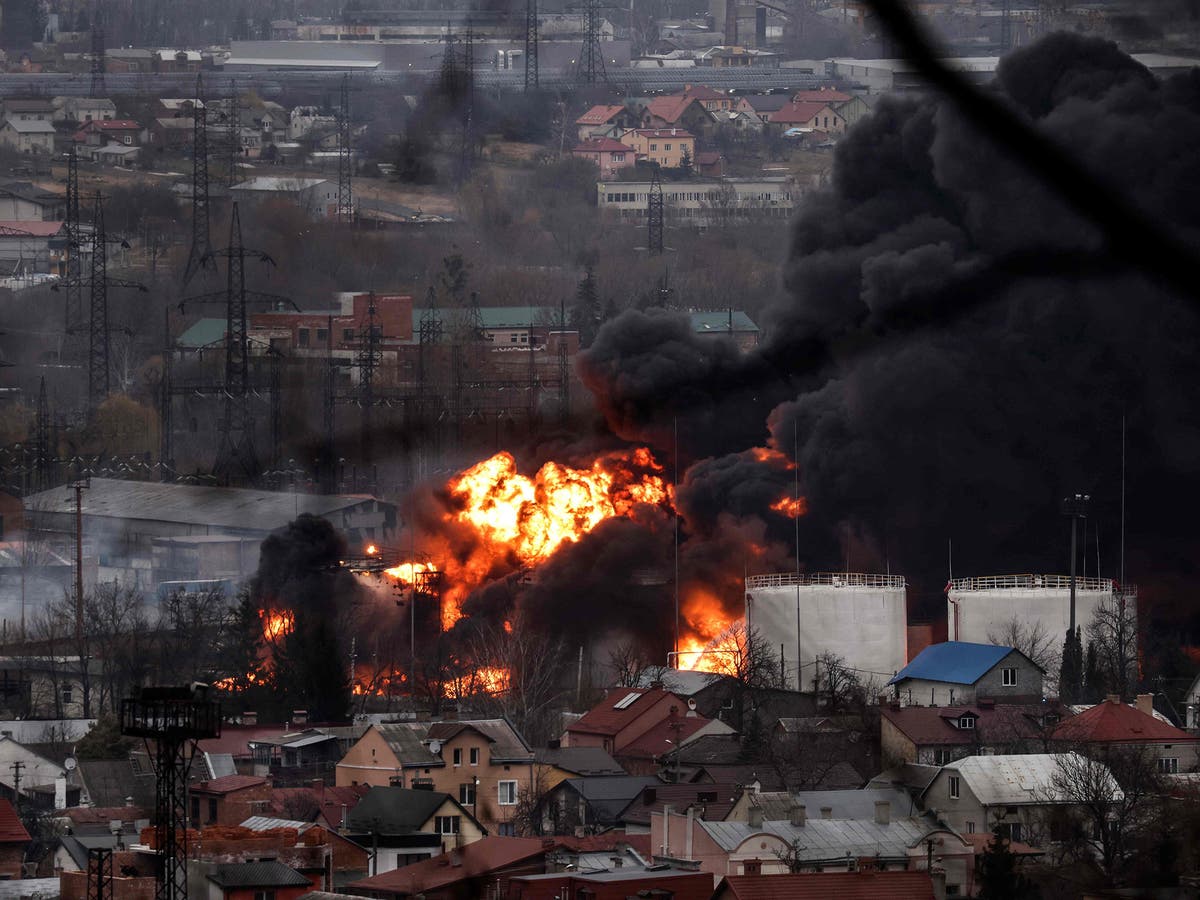 ウクライナ：リヴィウ市の上空に巨大な煙が立ち上る中、複数の爆発がリヴィウ市を揺るがします