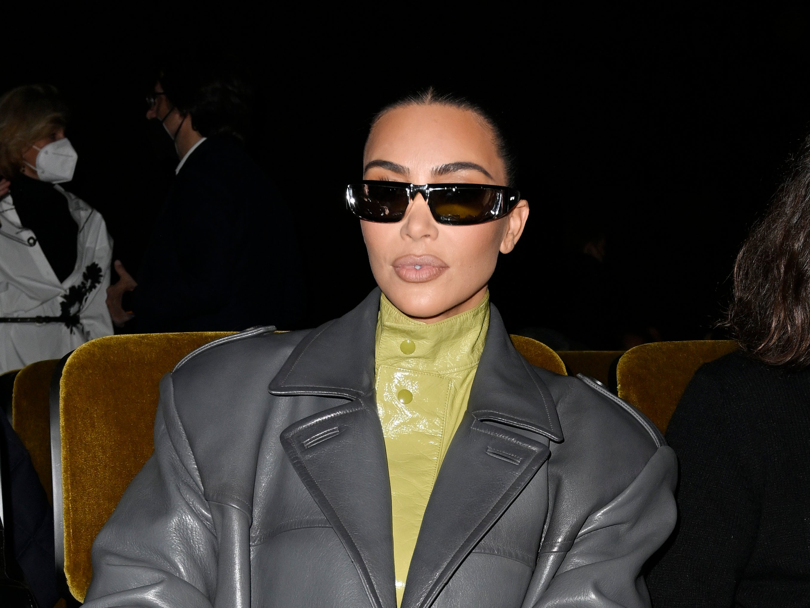 Kim Kardashian's Silver Fur Coat: 'SNL' Outfit – Photos