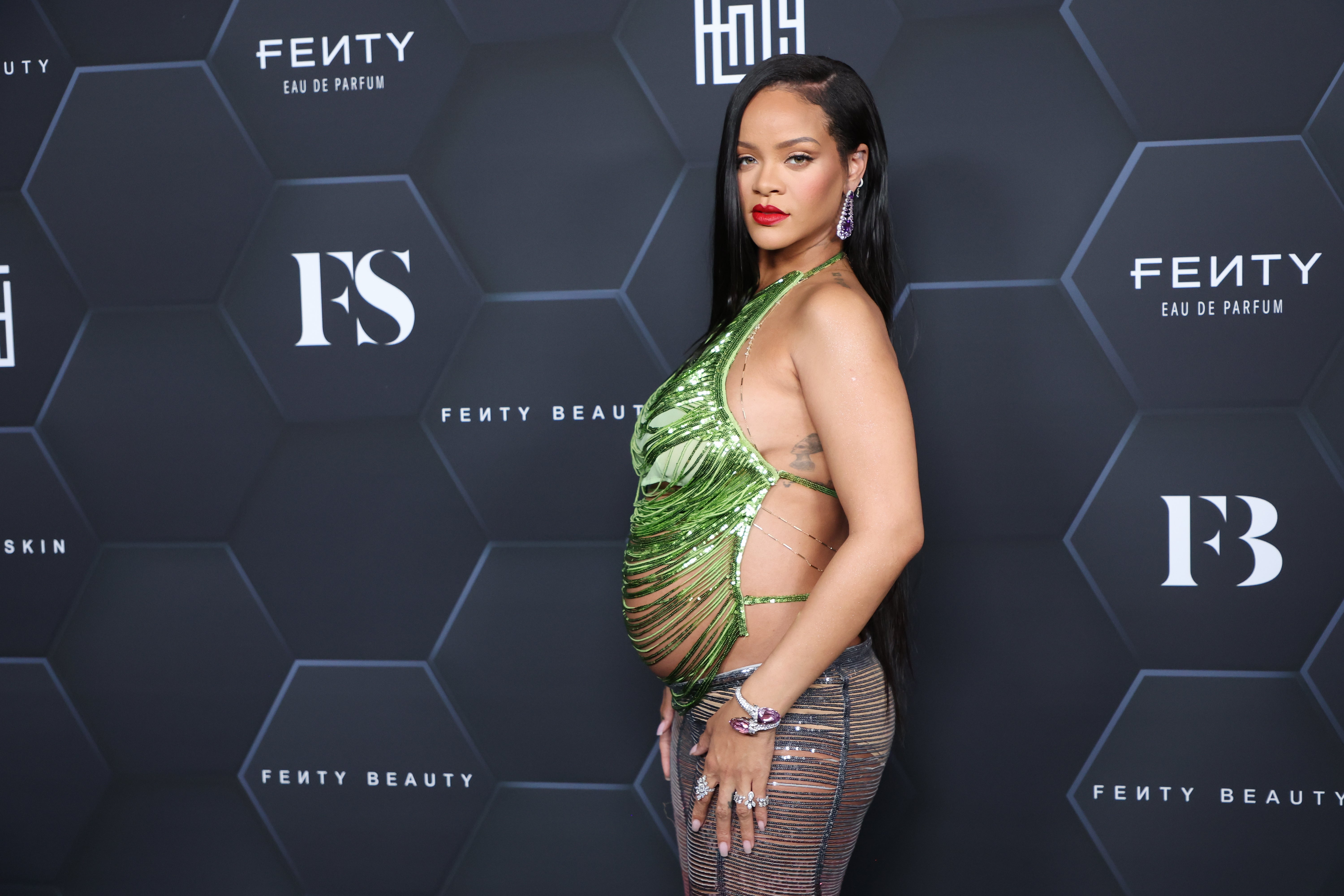 Rihannas sexy maternity looks receive praise pic