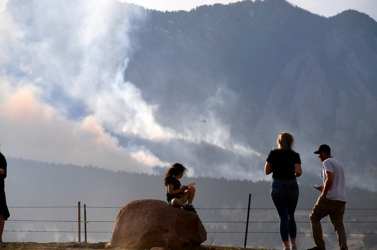 Thousands evacuated as wildfires again threaten Colorado