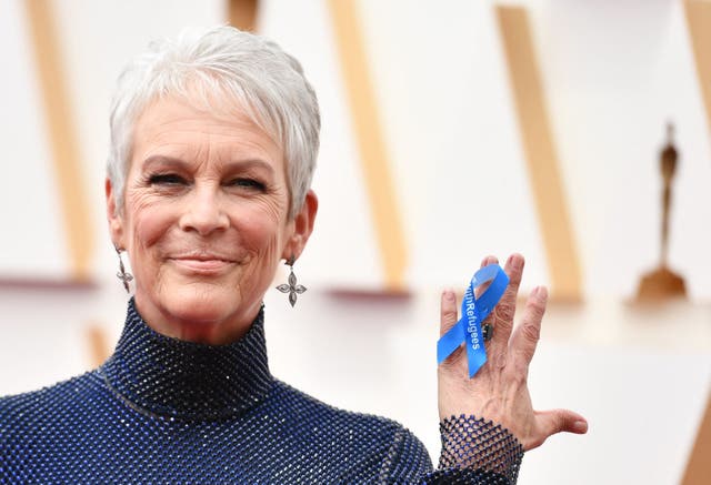 <p>Jamie Lee Curtis comparte su apoyo a los refugiados en la alfombra roja</p>