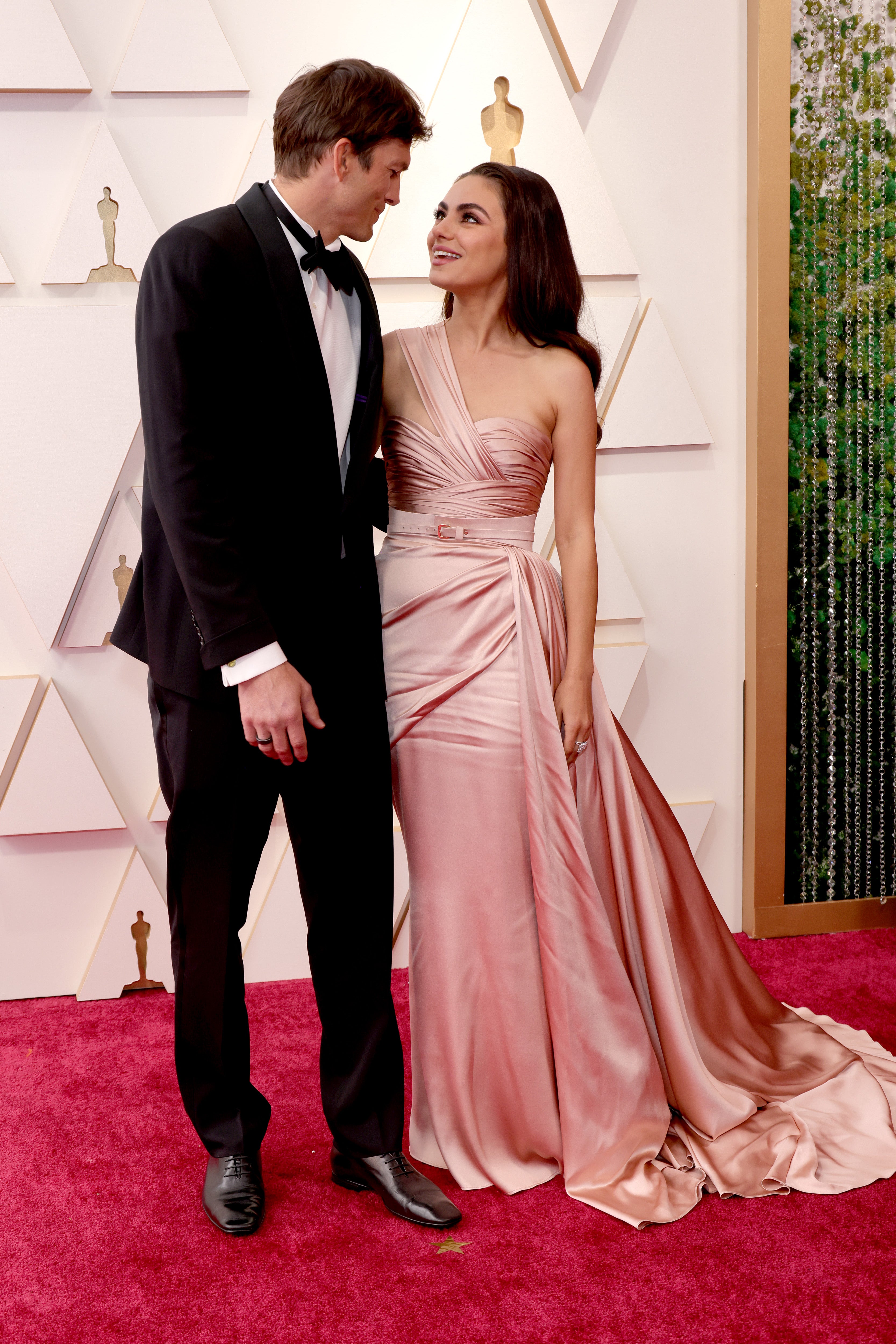 Ashton Kutcher and Mila Kunis make Oscars debut