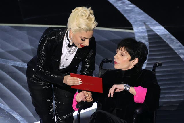 <p>Lady Gaga y Liza Minnelli presentaron el premio a mejor película en los Óscar 2022 </p>