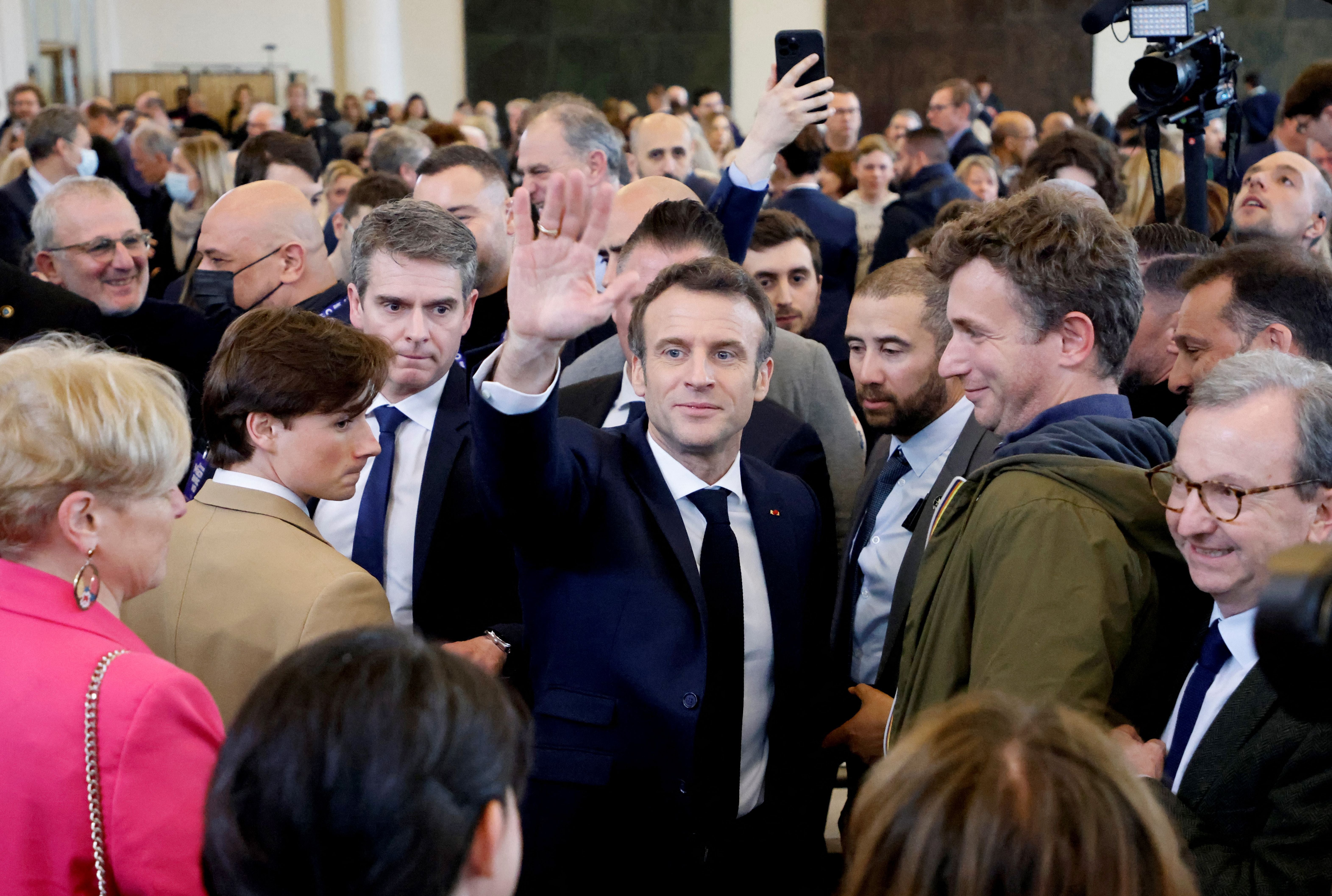 Emmanuel Macron greets his supporters during a meeting at the Palais Beaumont in Pau, 18 March 2022