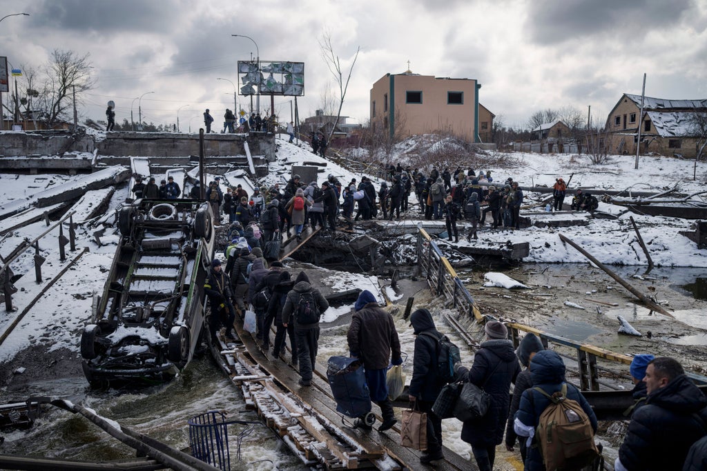 Rusya Ukrayna savaşının son durumu: Roman Abramovich şüphelenilen zehirlenmeden muzdarip olduğu için kuşatma altındaki şehir Irpin kurtarıldı