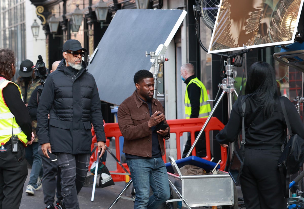 Kevin Hart greets fans in Belfast during impromptu walkabout | The Independent