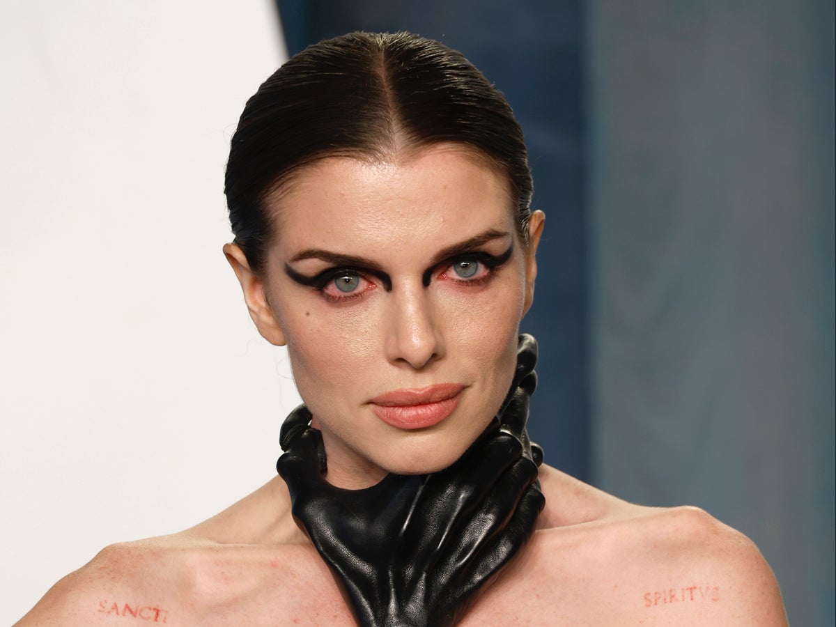 Julia Fox's Oscar gown had a hand around the neck and was accessorised with human hair purse | The Independent Julia Fox's Oscar gown had a hand around the neck and was accessorised with human hair purse | The Independent