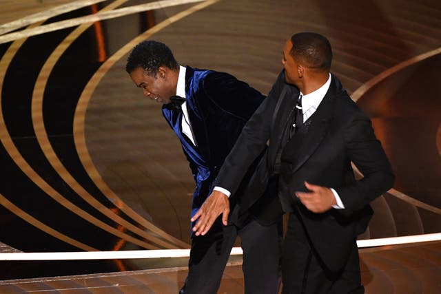 El actor estadounidense Will Smith (derecha) abofetea al actor estadounidense Chris Rock en el escenario durante la 94ª entrega de los Oscar en el Dolby Theatre de Hollywood, California.
