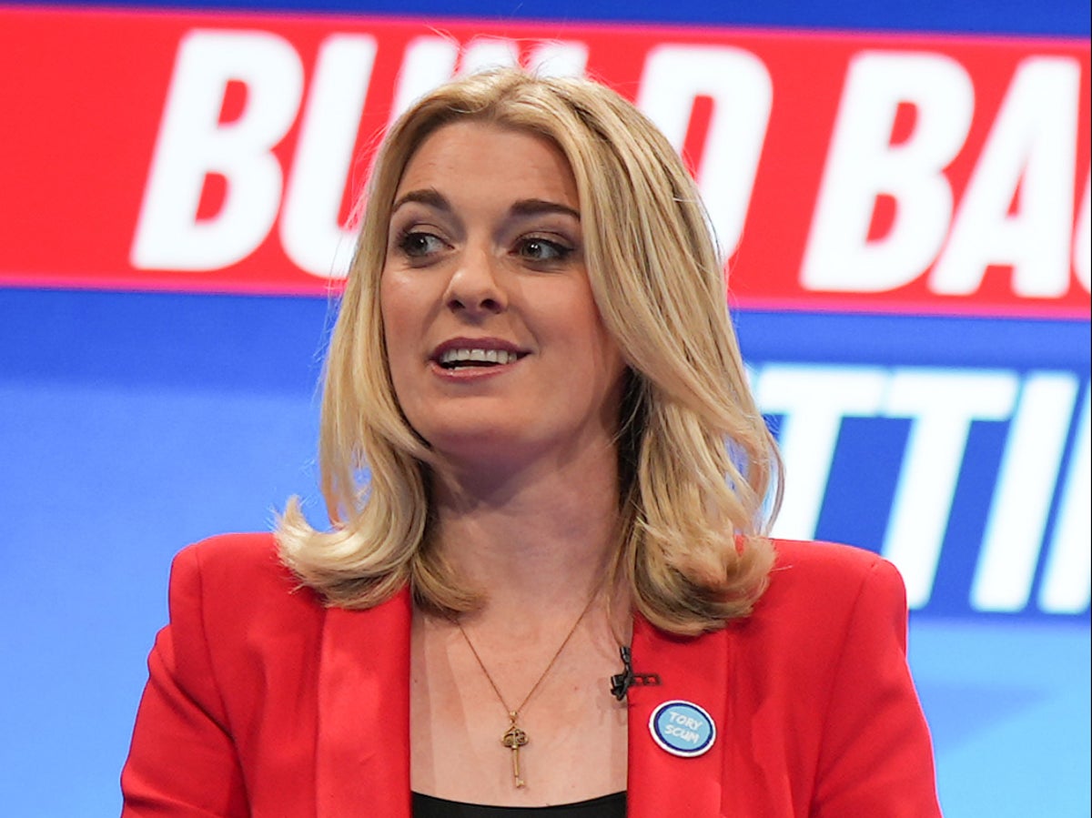 La estrella en ascenso Dehenna Davison se une a la lista de parlamentarios conservadores que renuncian en medio de encuestas en picada