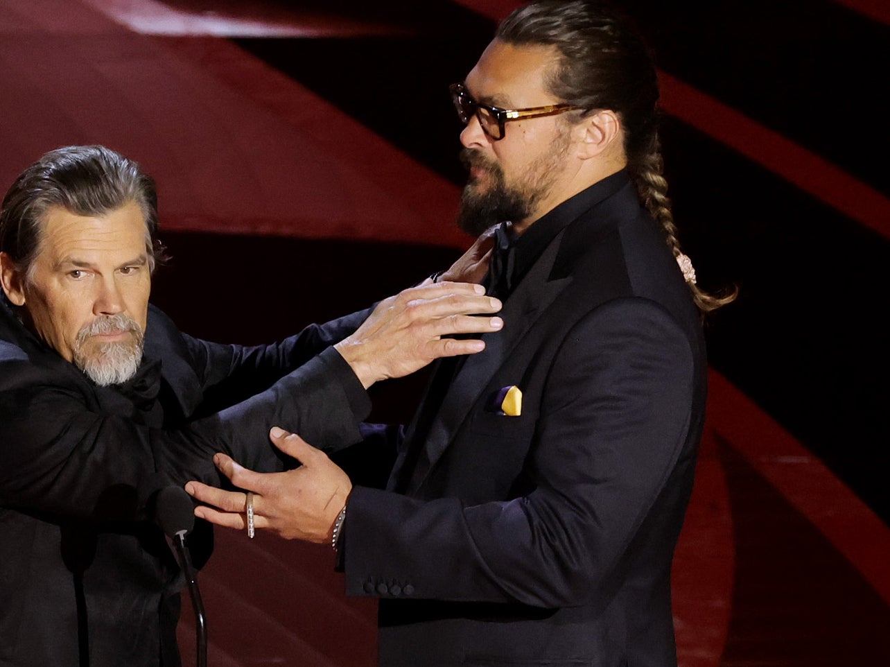 Jason Momoa’s pink scrunchie at Oscars 2022