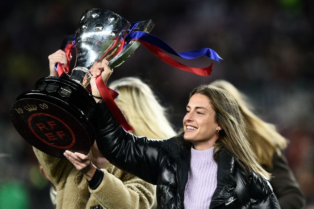 Alexia Putellas presents Barcelona third title in a row to the fans at the Nou Camp