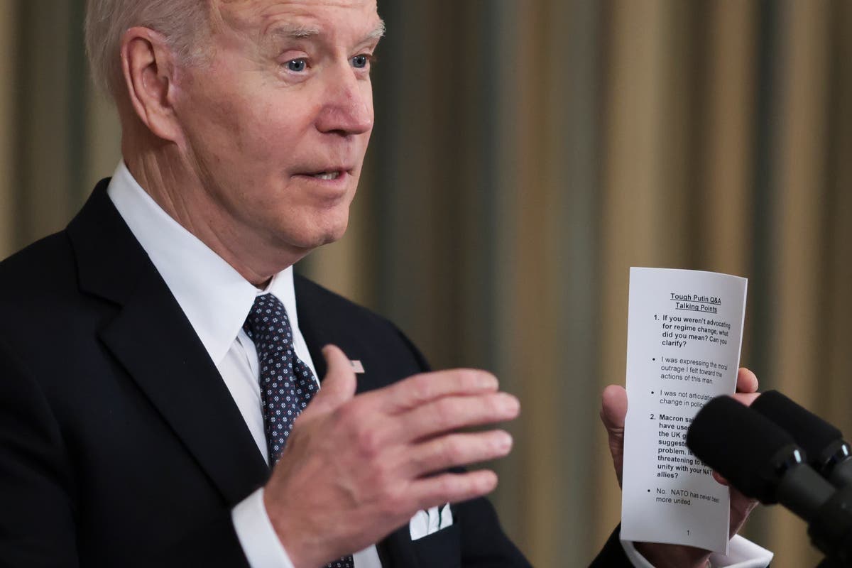 Catatan lembar contekan Joe Biden digambarkan saat ia mencoba untuk menghindari pengulangan kesalahan Vladimir Putin