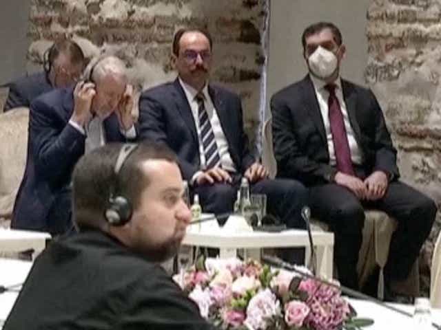 <p>Roman Abramovich, left, pictuerd listening to Turkish president Tayyip Erdogan</p>