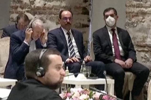 <p>Roman Abramovich, left, pictuerd listening to Turkish president Tayyip Erdogan</p>