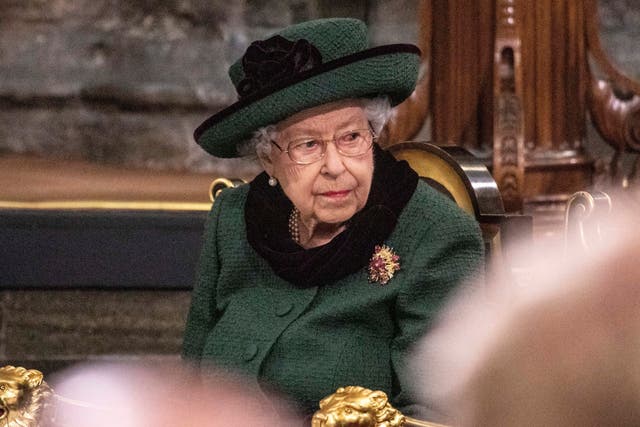 La reina Isabel II asiste a un servicio de acción de gracias por la vida del príncipe Felipe, duque de Edimburgo.