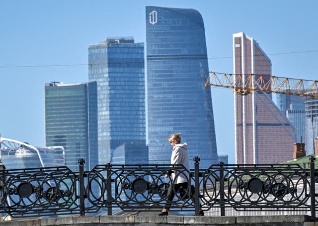 Una mujer camina sobre un puente en el centro de Moscú el 23 de marzo de 2022.