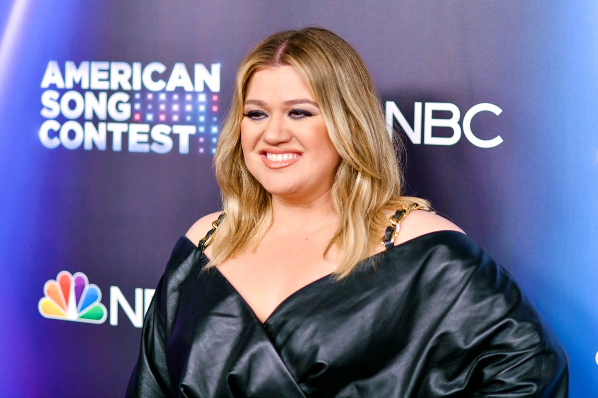 Kelly Clarkson to keep professional name after divorce | The Independent