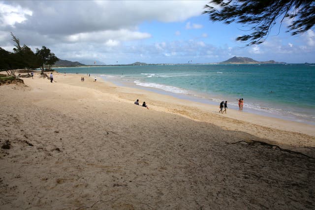 <p>Gente caminando en la playa de Kailua, Hawái </p>