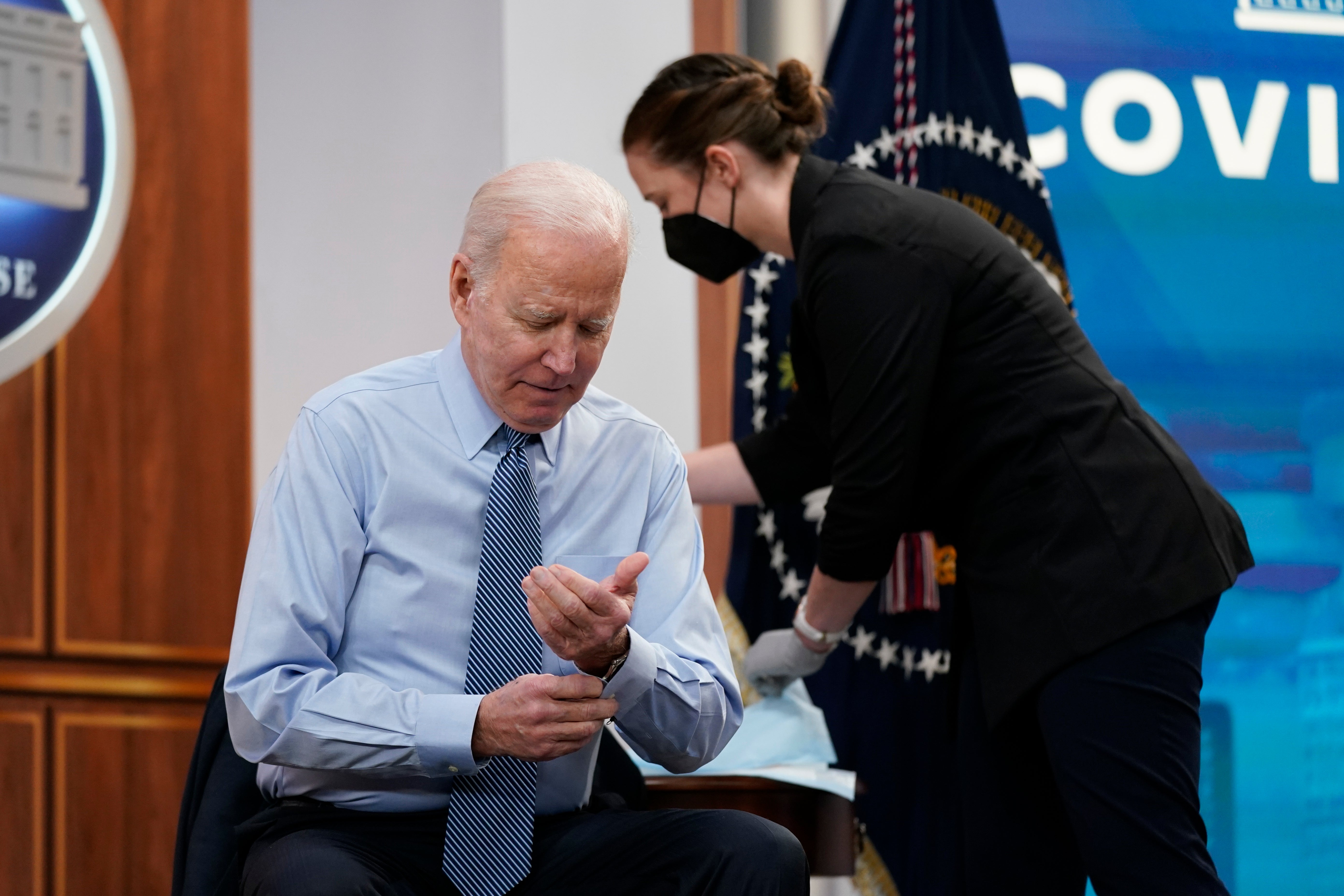 El presidente Joe Biden se prepara para arremangarse antes de recibir su segunda inyección de refuerzo de COVID-19 en el South Court Auditorium en el campus de la Casa Blanca, el miércoles 30 de marzo de 2022, en Washington. (Foto AP/Patrick Semansky)