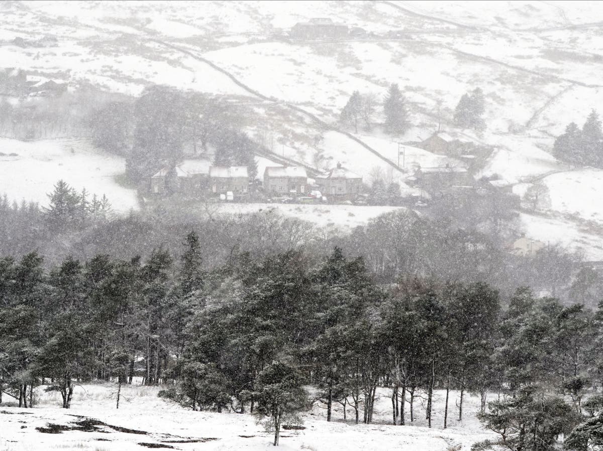 UK weather: Heavy snow in England causes travel disruption as temperatures plunge to -6C