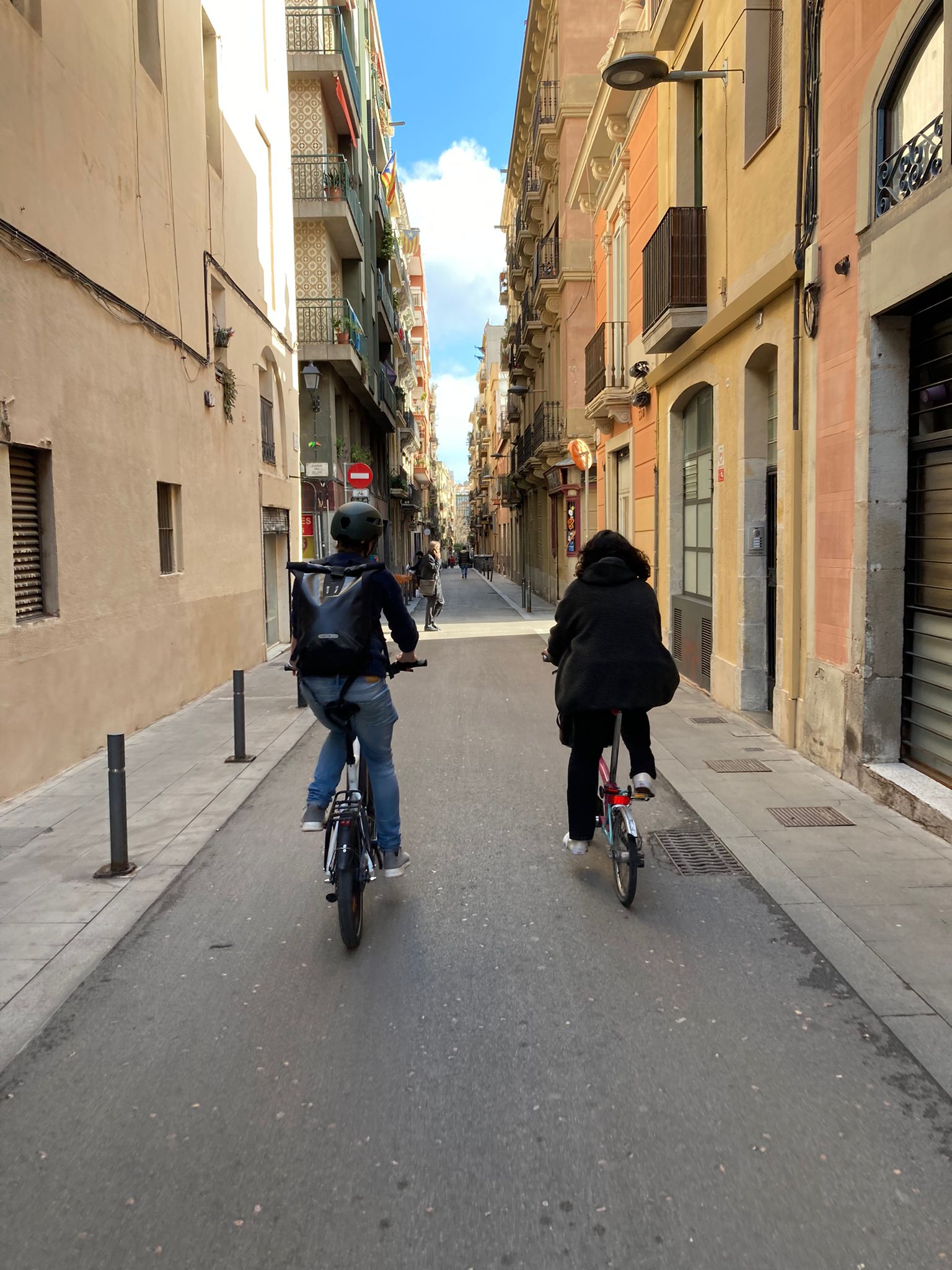 Lola Vargas takes the author out on the streets of Barcelona on her trusty Brompton