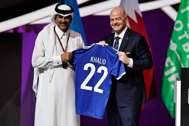 <p>El presidente de la FIFA Gianni Infantino posa junto al primer ministro de Qatar </p>