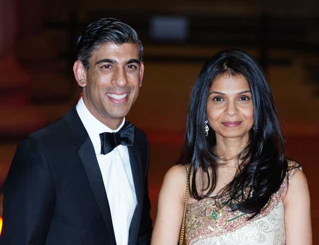 El canciller Rishi Sunak con su esposa Akshata Murthy (Ian West/PA)