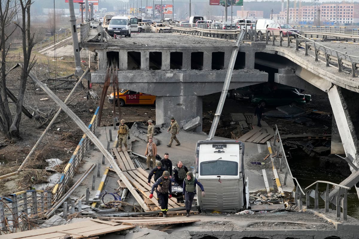 Корабль сломал мост. Разрушенный мост. Разрушенные мосты на Украине. Ирпень разрушенный мост. Мост разрушился.