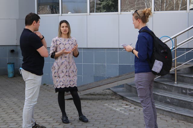 ShelterBox response team member Steph Christensen speaking to a Ukrainian refugee with the help of a translator in Moldova (ShelterBox/PA)