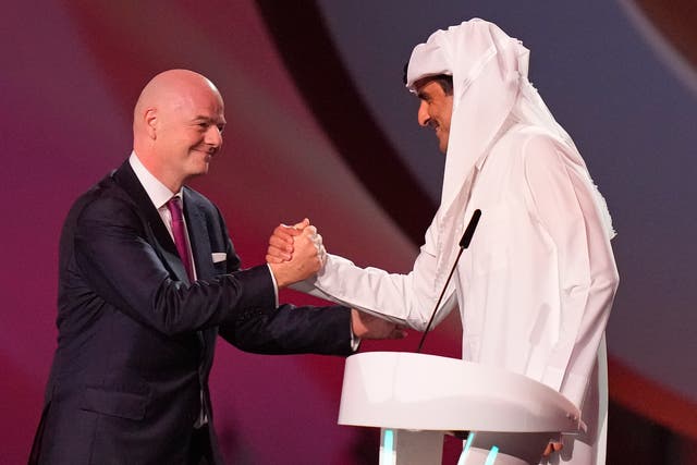 <p>El presidente de la FIFA, Gianni Infantino, saluda al Emir de Qatar, Sheikh Tamim bin Hamad Al Thani</p>