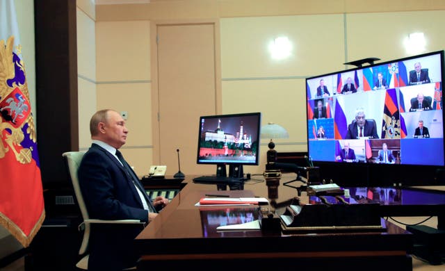 <p>Vladimir Putin en una reunión con sus asesores </p>