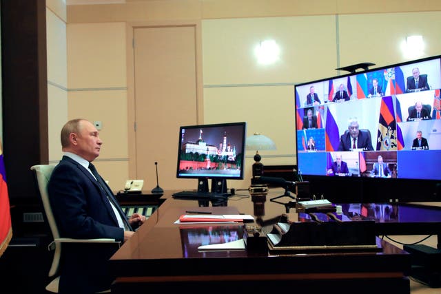 <p>Vladimir Putin en una reunión con sus asesores </p>