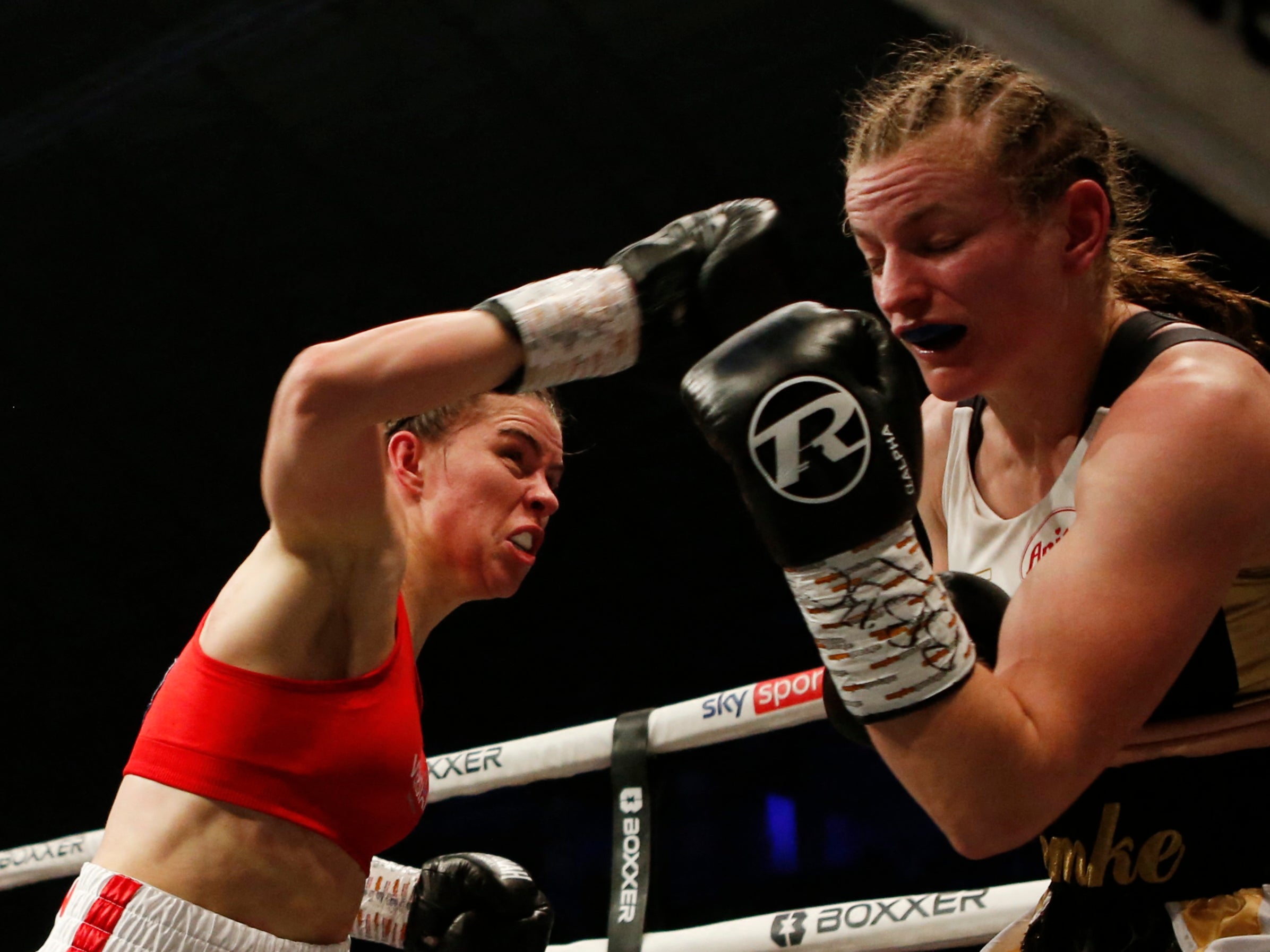 Savannah Marshall stopped Femke Hermans in the final second of the third round