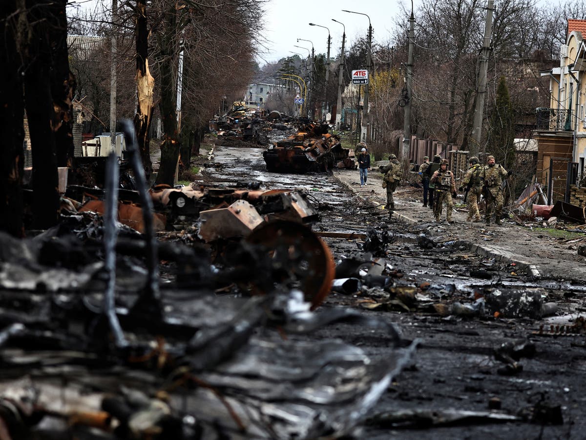 ウクライナ：ロシア軍が撤退した際、ブチャの路上で数十人の民間人が死亡しているのが発見された