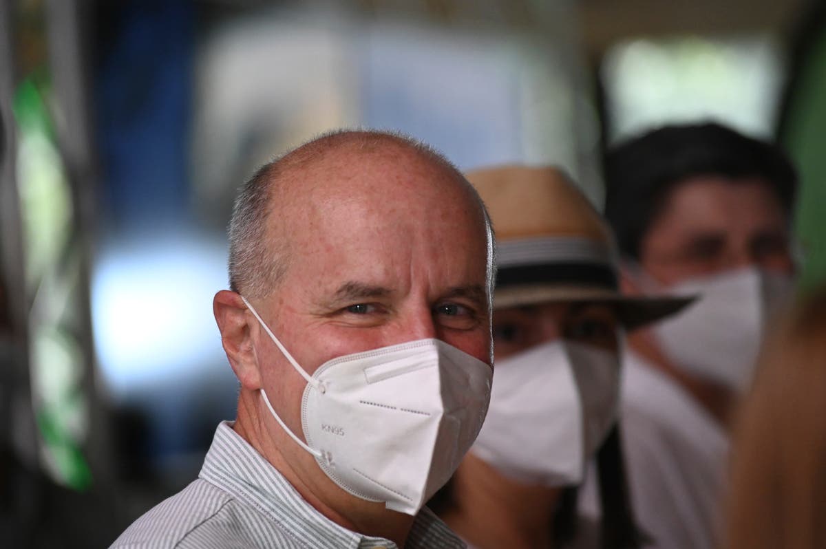 Ex-president, treasury minister meet in Costa Rica runoff