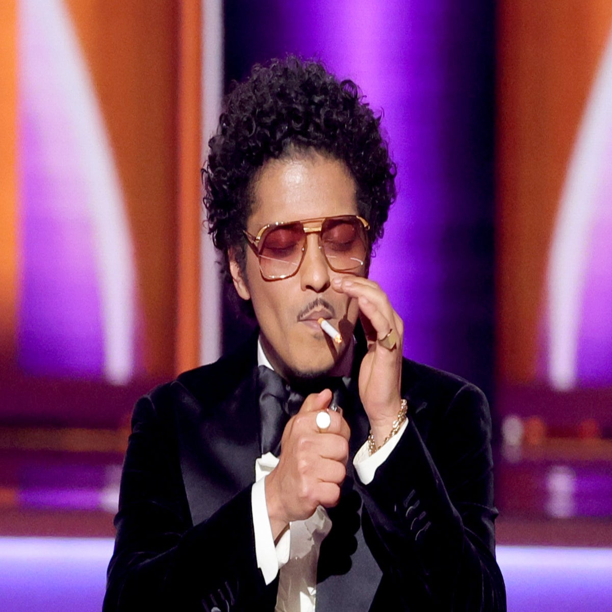 Grammys audience reacts to Bruno Mars lighting cigarette after award win:  'Can I bum a smoke?'