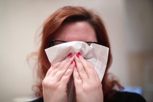 <p>El sitio web del NHS indica que los signos de la tos y el resfriado podrían ser covid-19 </p>
