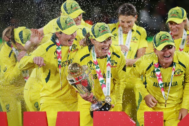 <p>Meg Lanning celebrates with her Australian teammates after victory over England </p>