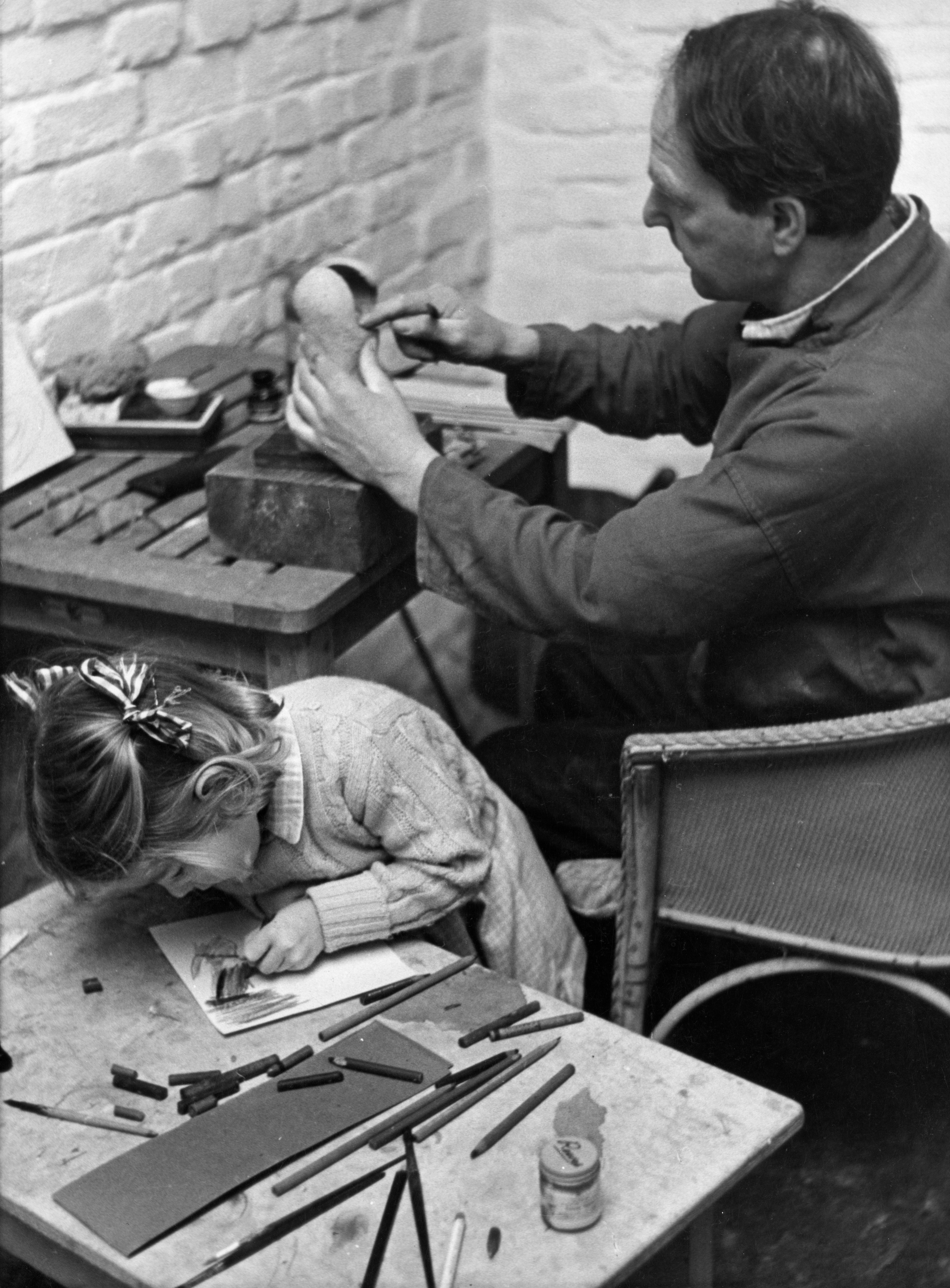 Moore sculpting while Mary drew in the studio that adjoined his home, Hoglands