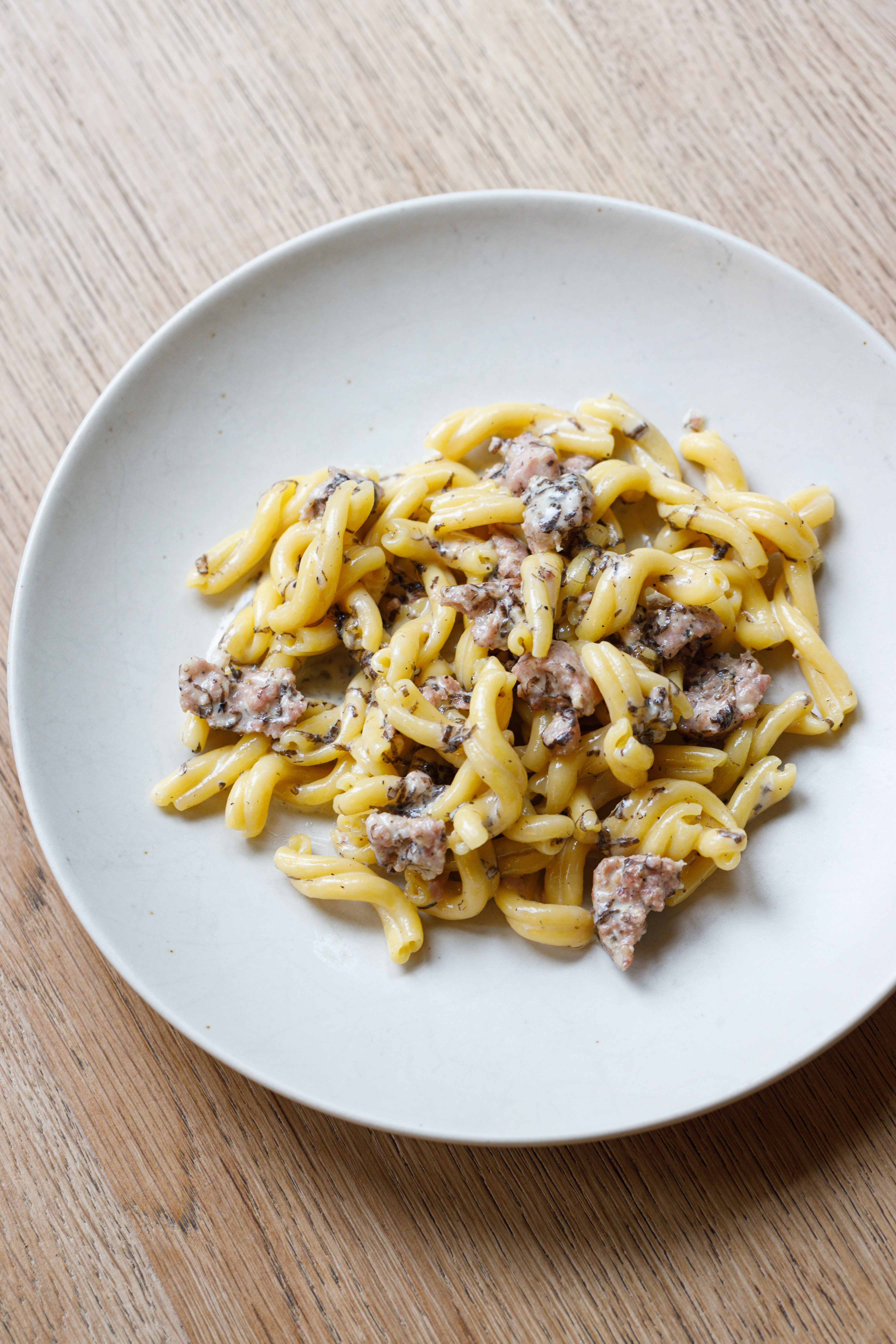 This recipe is easy to adapt at home: you can use any kind of sausage and make it with or without truffle