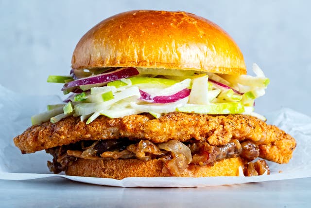 <p>Fried pork chop sandwich: An enjoyable meal on a budget </p>