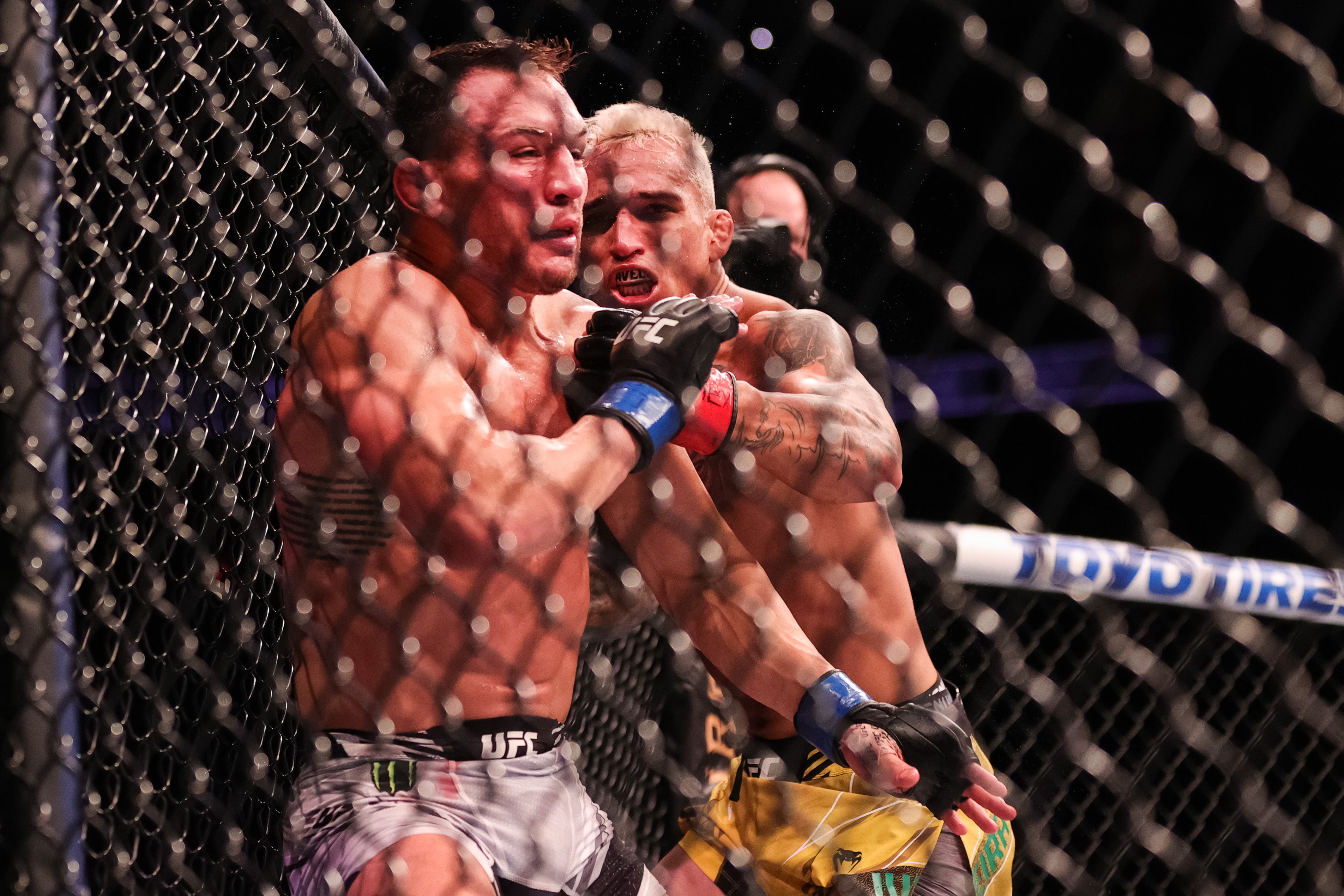 Oliveira knocked out Michael Chandler to win the vacant UFC lightweight title