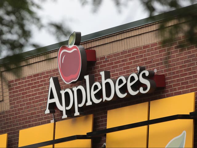 Un restaurante Applebee's atiende a clientes el 10 de agosto de 2017 en Chicago, Illinois